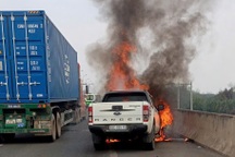 Ô tô bán tải cháy ngùn ngụt trên cao tốc TPHCM - Dầu Giây