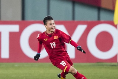 Hình ảnh cầu thủ Quang Hải trong chung kết AFF Cup vào đề Hóa