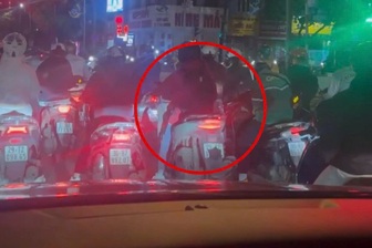 Dùng khẩu trang che biển số, nam thanh niên bị Cục trưởng CSGT phát hiện