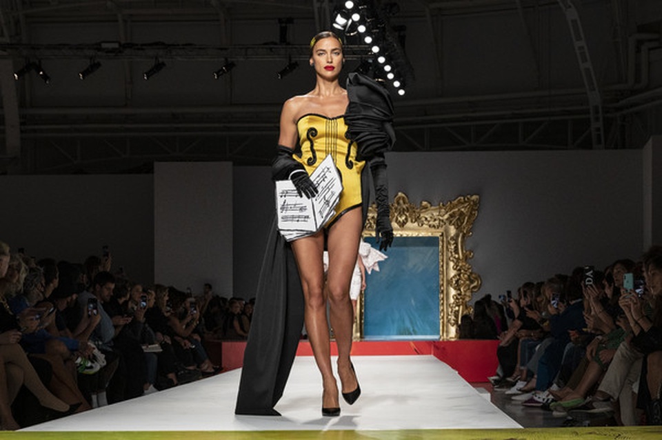 Tình cũ Ronaldo tái xuất quyến rũ với trang phục lạ mắt - 7