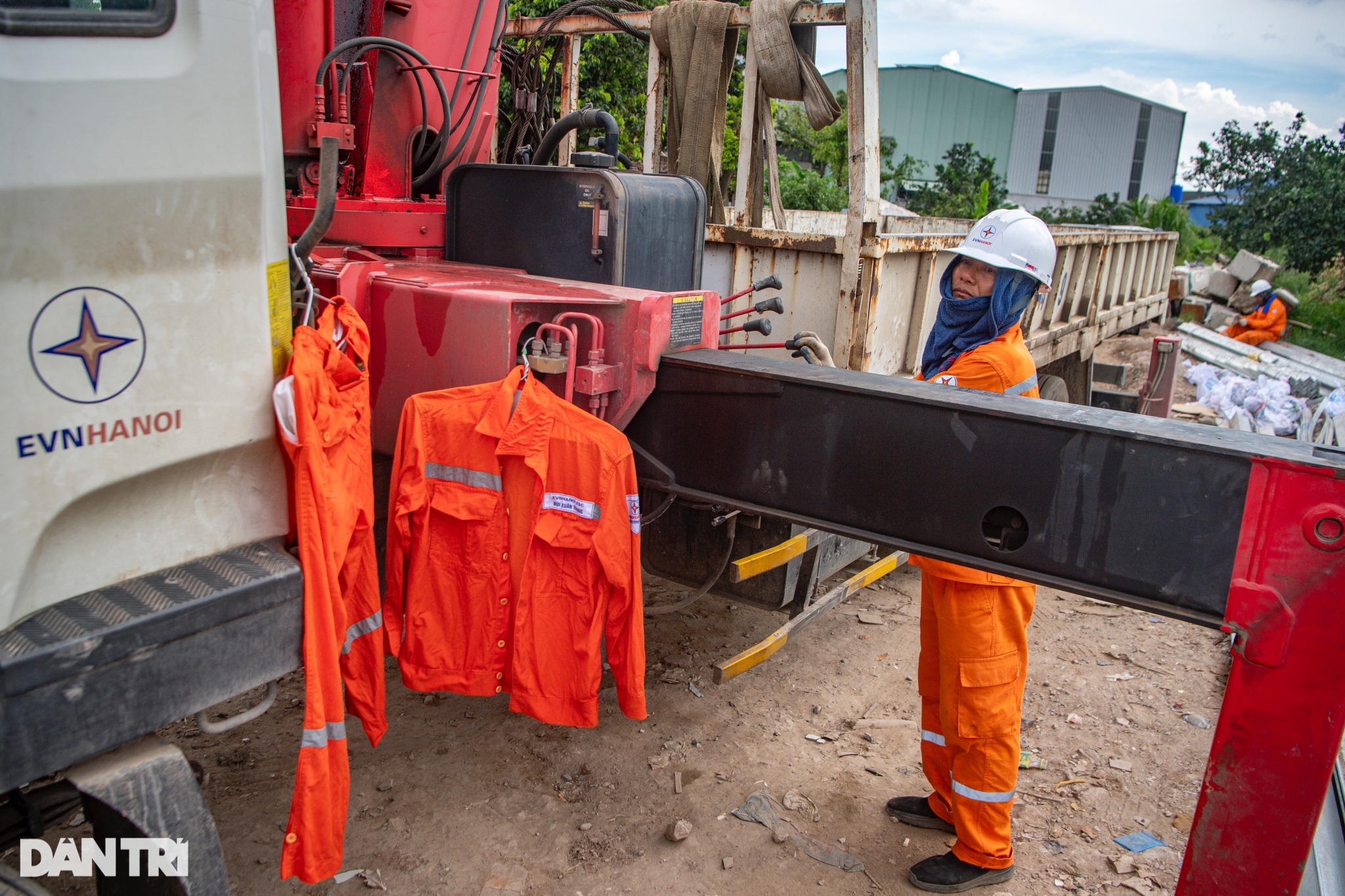 View - Công nhân đội nắng 40 độ C, treo mình giữa lưng trời xây đường điện 500kV | Báo Dân trí