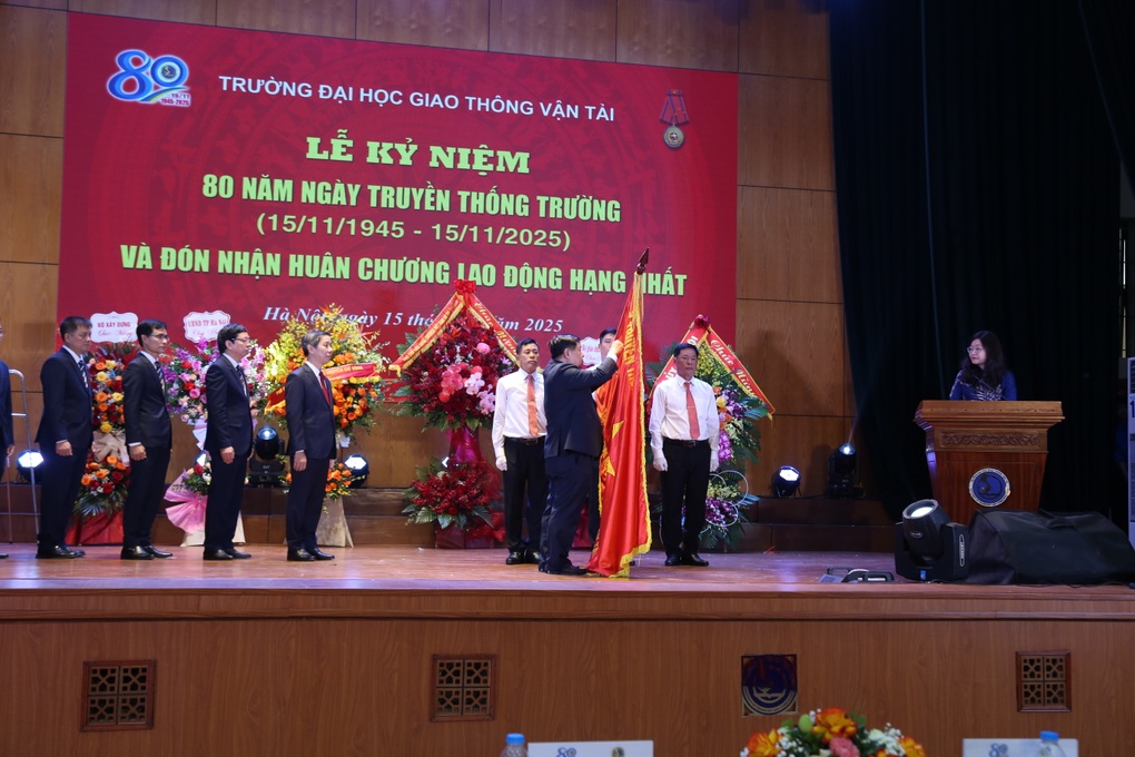 សាលាដែលមានអាយុ 123 ឆ្នាំបានកំណត់គោលដៅឱ្យស្ថិតនៅលំដាប់កំពូល 200 នៅអាស៊ី - 2 Ngôi trường 123 tuổi được giao chỉ tiêu vào top 200 châu Á - 2