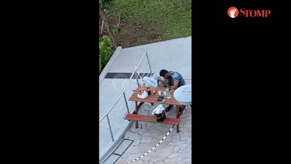 Cặp đôi ôm hôn đắm đuối nơi công cộng bất chấp lệnh cách ly - 1 Cặp đôi ôm hôn đắm đuối nơi công cộng bất chấp lệnh cách ly - 1