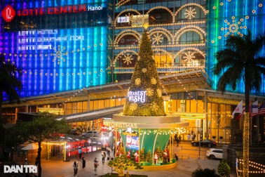 Phố phường Hà Nội lung linh ánh đèn chào đón Giáng sinh