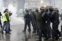 Video cảnh sát Pháp làm hòa với người biểu tình gây sốt