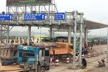 Dân dàn hàng trên đường phản đối trạm thu phí BOT