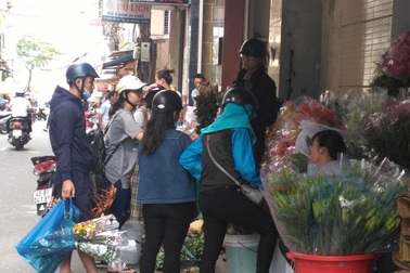 Hoa tươi kiểu dáng "độc, lạ" hút khách dịp 20/10