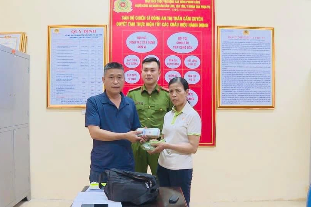 Người giao hàng trả lại túi tiền lớn nhặt được trên quốc lộ ở Hà Tĩnh - 2 Người giao hàng trả lại túi tiền lớn nhặt được trên quốc lộ ở Hà Tĩnh - 2