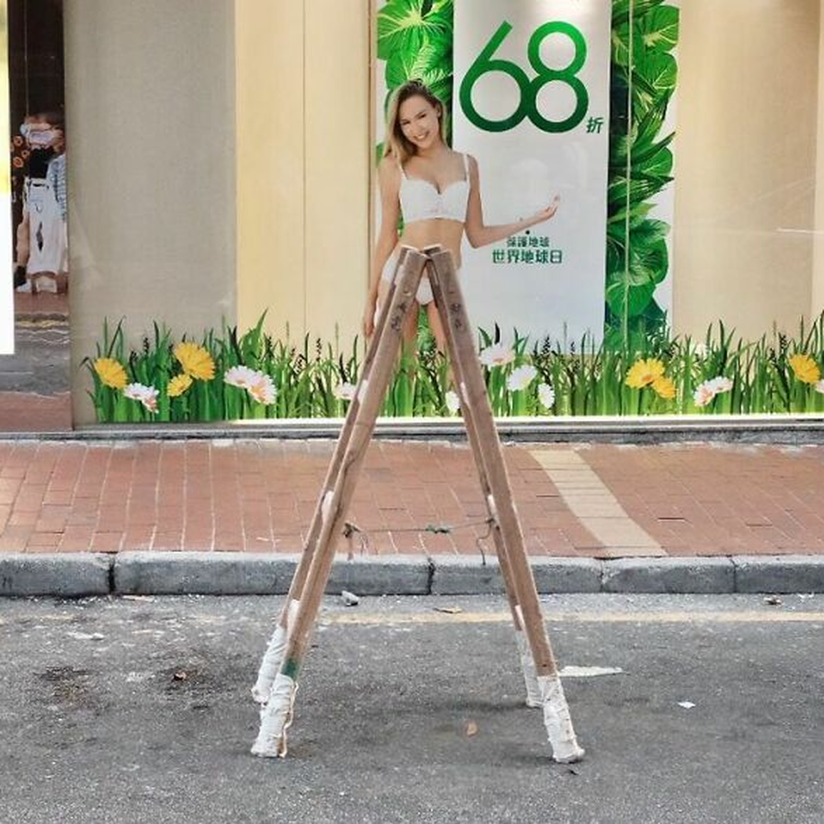 Cô người mẫu với đôi chân dài miên man. Cô người mẫu với đôi chân dài miên man.