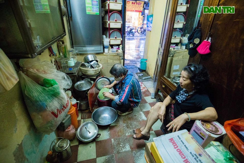 Cuộc sống bên trong những căn nhà “khổ nhất” phố cổ Hà Nội - 11 Cuộc sống bên trong những căn nhà “khổ nhất” phố cổ Hà Nội - 11