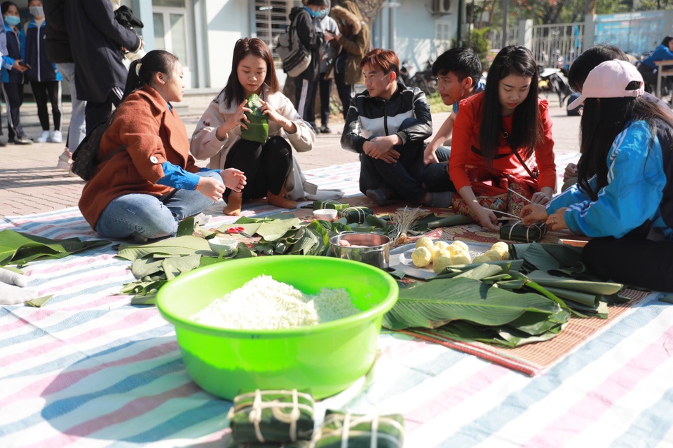 Sinh viên ĐH Thương Mại gói hàng trăm bánh chưng tặng người vô gia cư - 2 Sinh viên ĐH Thương Mại gói hàng trăm bánh chưng tặng người vô gia cư - 2