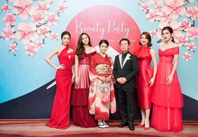 Tường San-Huyền My khoe vai trần nuột nà, Đỗ Mỹ Linh diện váy xẻ táo bạo - Ảnh 15. Tường San-Huyền My khoe vai trần nuột nà, Đỗ Mỹ Linh diện váy xẻ táo bạo - Ảnh 15.