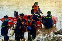 Hàng chục cảnh sát dùng câu rà tìm cô gái nhảy sông tự vẫn