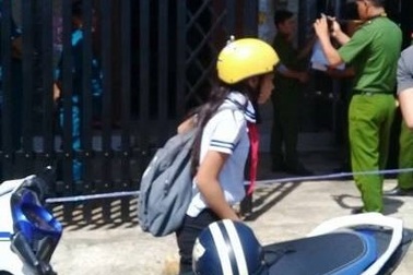 Vợ chết trên nền nhà, chồng treo cổ phía sau vườn