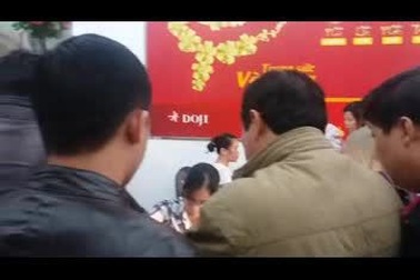 Đổ xô đi mua vàng lấy may ngày vía Thần Tài