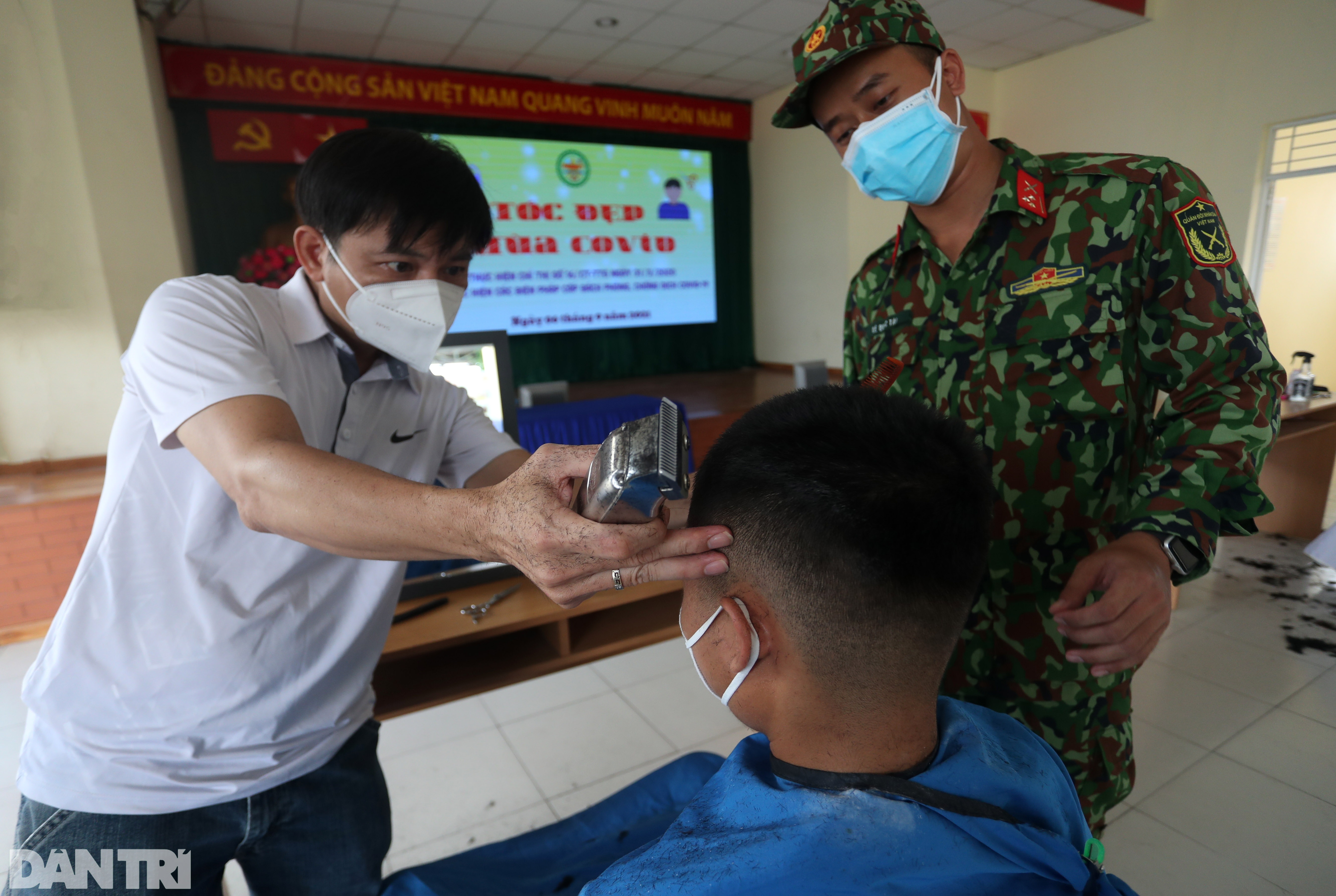 Bộ đội được cắt tóc dã chiến sau nhiều ngày dầm mưa, dãi nắng ở Sài Gòn - 10 Bộ đội được cắt tóc dã chiến sau nhiều ngày dầm mưa, dãi nắng ở Sài Gòn - 10