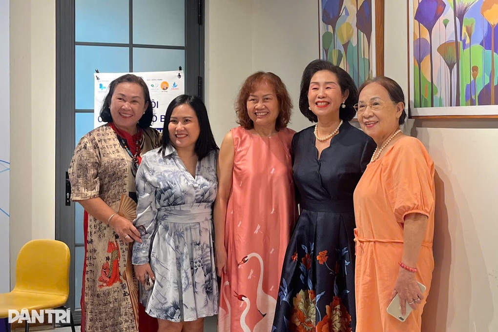 Người cao tuổi chủ động tiếp cận công nghệ để tránh bị lừa đảo trên mạng - 1