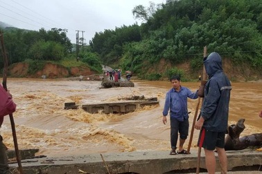 Mẹ trẻ bất lực nhìn con trai 3 tuổi bị nước lớn cuốn trôi