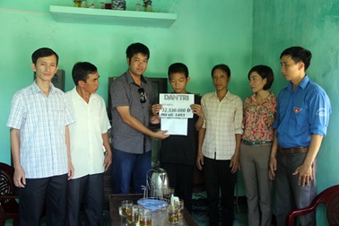 Trao hơn 32 triệu đồng tới em Trần Đức Hoàng