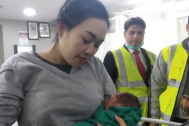 Máy bay hạ cánh khẩn cấp vì sản phụ sinh con bất ngờ