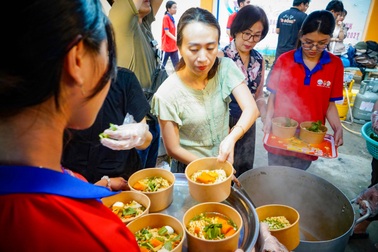 Anh xe ôm, đạo diễn… gác việc đi nấu mì 0 đồng cho "người dưng"