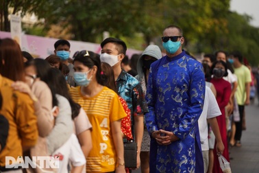 Người Sài Gòn đội nắng, đeo khẩu trang du xuân đường hoa Nguyễn Huệ