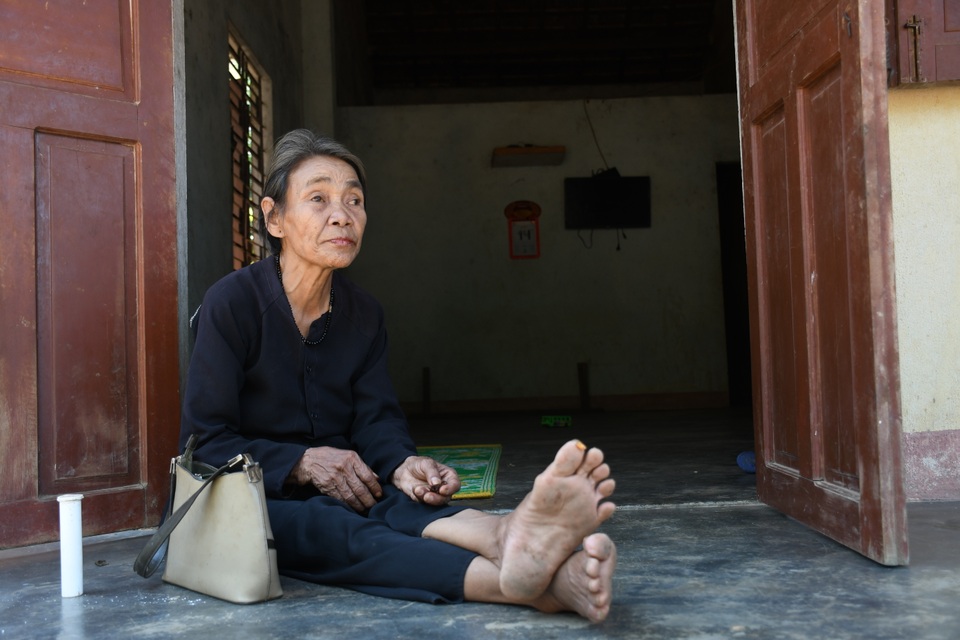 Cả làng khiêng người bệnh chạy đua với… tử thần - 2 Cả làng khiêng người bệnh chạy đua với… tử thần - 2