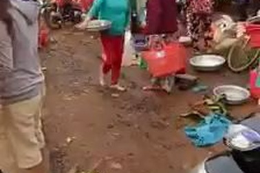 Trưởng Công an xã "sút" tung hàng hóa của dân khi đi dẹp chợ