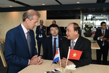 Thủ tướng đề nghị Hà Lan hỗ trợ chống sạt lở, xâm nhập mặn