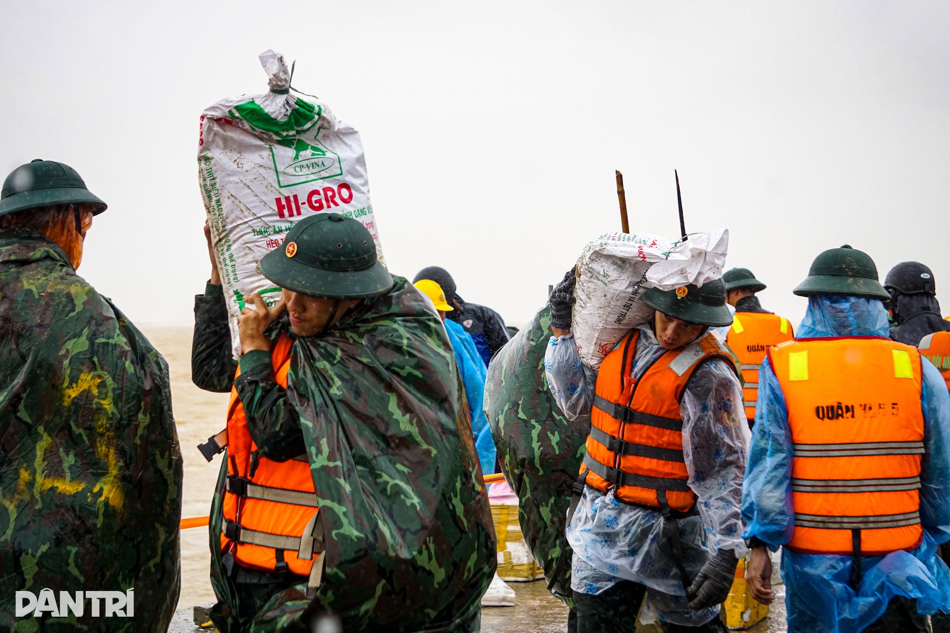 Hơn 500 bộ đội cùng người dân xuyên đêm “vá” bờ kè bị sạt lở - 5
