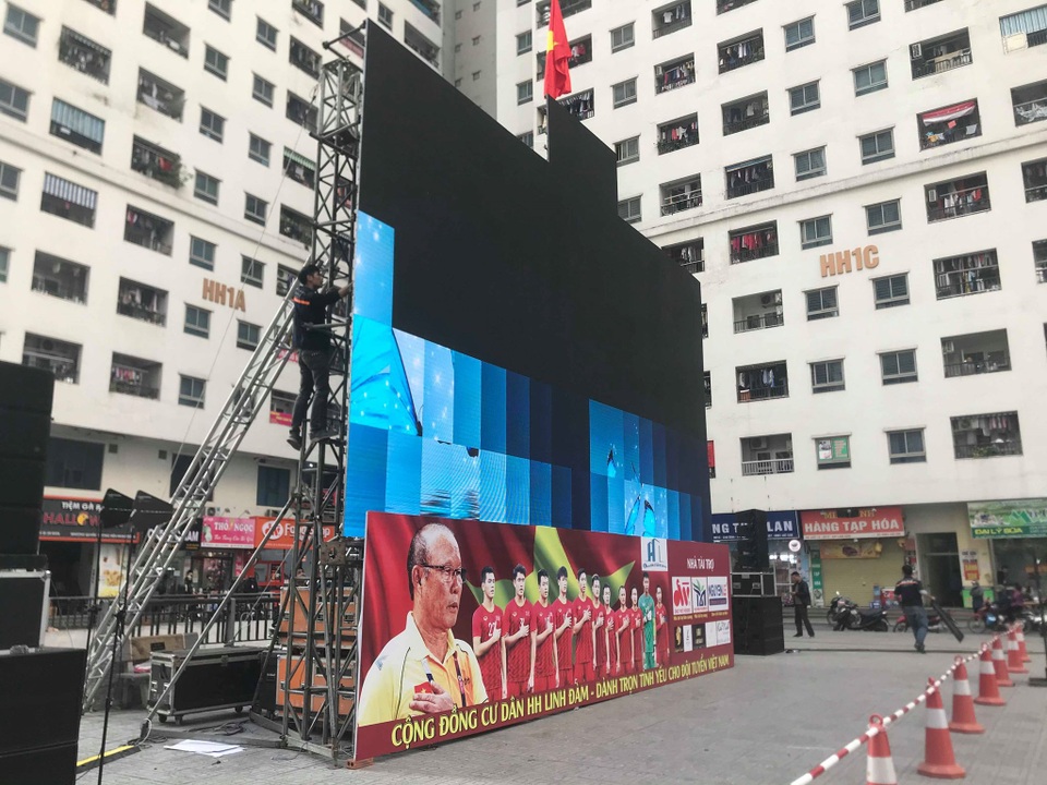 Hà Nội: Dân chung cư dựng màn hình LED 45m2 cổ vũ U22 Việt Nam - 3 Hà Nội: Dân chung cư dựng màn hình LED 45m2 cổ vũ U22 Việt Nam - 3