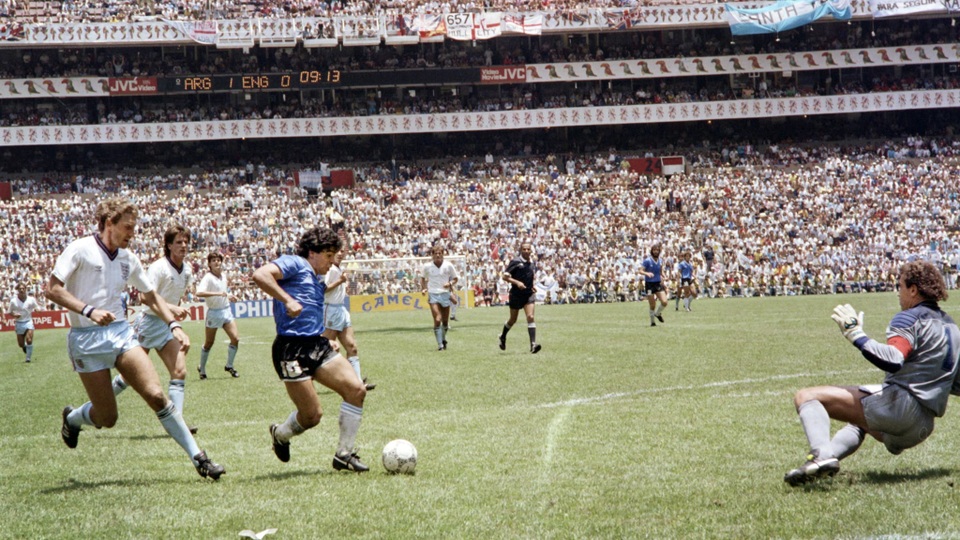 Những khoảnh khắc đáng nhớ trong sự nghiệp của Diego Maradona - 4 Những khoảnh khắc đáng nhớ trong sự nghiệp của Diego Maradona - 4