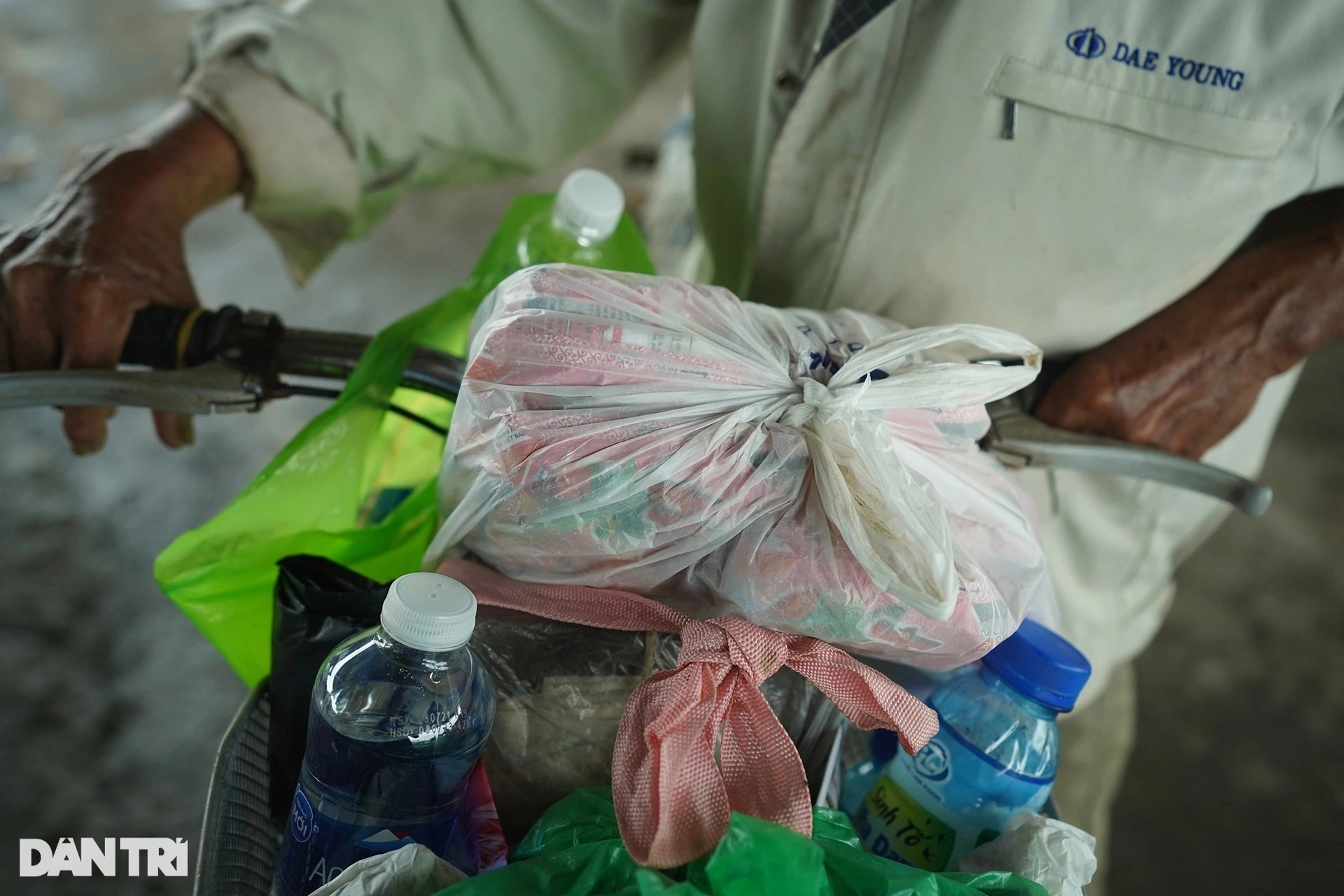 Rưng rưng cảnh lão Hạc đạp xe chở cậu  Vàng từ TPHCM về quê Bến Tre - 9