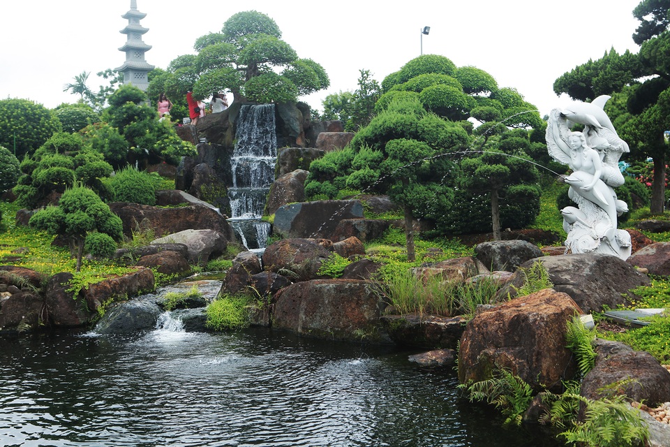 Đại gia làm hồ cá Koi, đồi nhân tạo bằng 100 tấn “đá bán quý” - 3 Đại gia làm hồ cá Koi, đồi nhân tạo bằng 100 tấn “đá bán quý” - 3