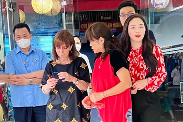 Nữ Tổng thống Hy Lạp dạo phố cổ Hà Nội, mua đồ sơn mài