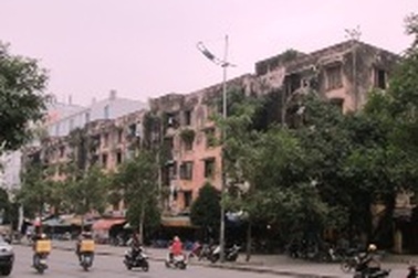 Chung cư dọa sập, 80 hộ dân “cố thủ” không di dời