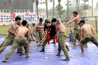 Bộ đội đặc công lấy họng "chọi" mũi giáo, dùng răng kéo ô tô