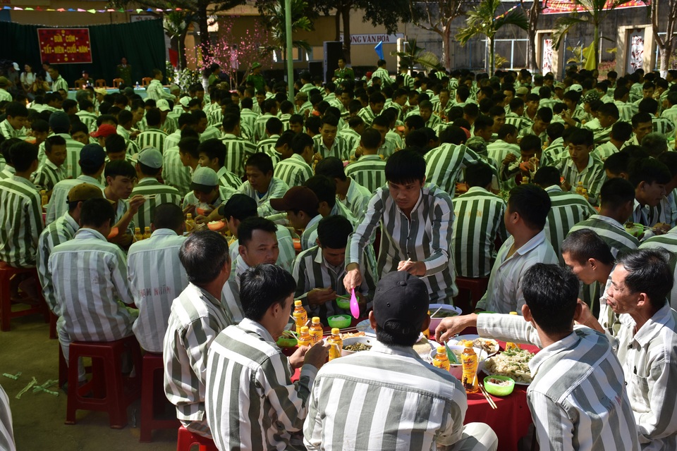 Ấm lòng bữa cơm sum vầy gia đình của các phạm nhân - 6 Ấm lòng bữa cơm sum vầy gia đình của các phạm nhân - 6