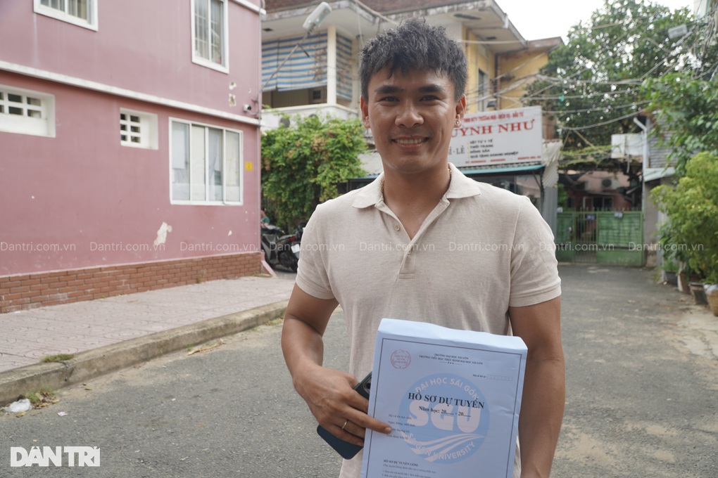 Kẻ khóc, người cười vụ xếp hàng xuyên đêm mua hồ sơ vào lớp 1 ở TPHCM - 4 Kẻ khóc, người cười vụ xếp hàng xuyên đêm mua hồ sơ vào lớp 1 ở TPHCM - 4