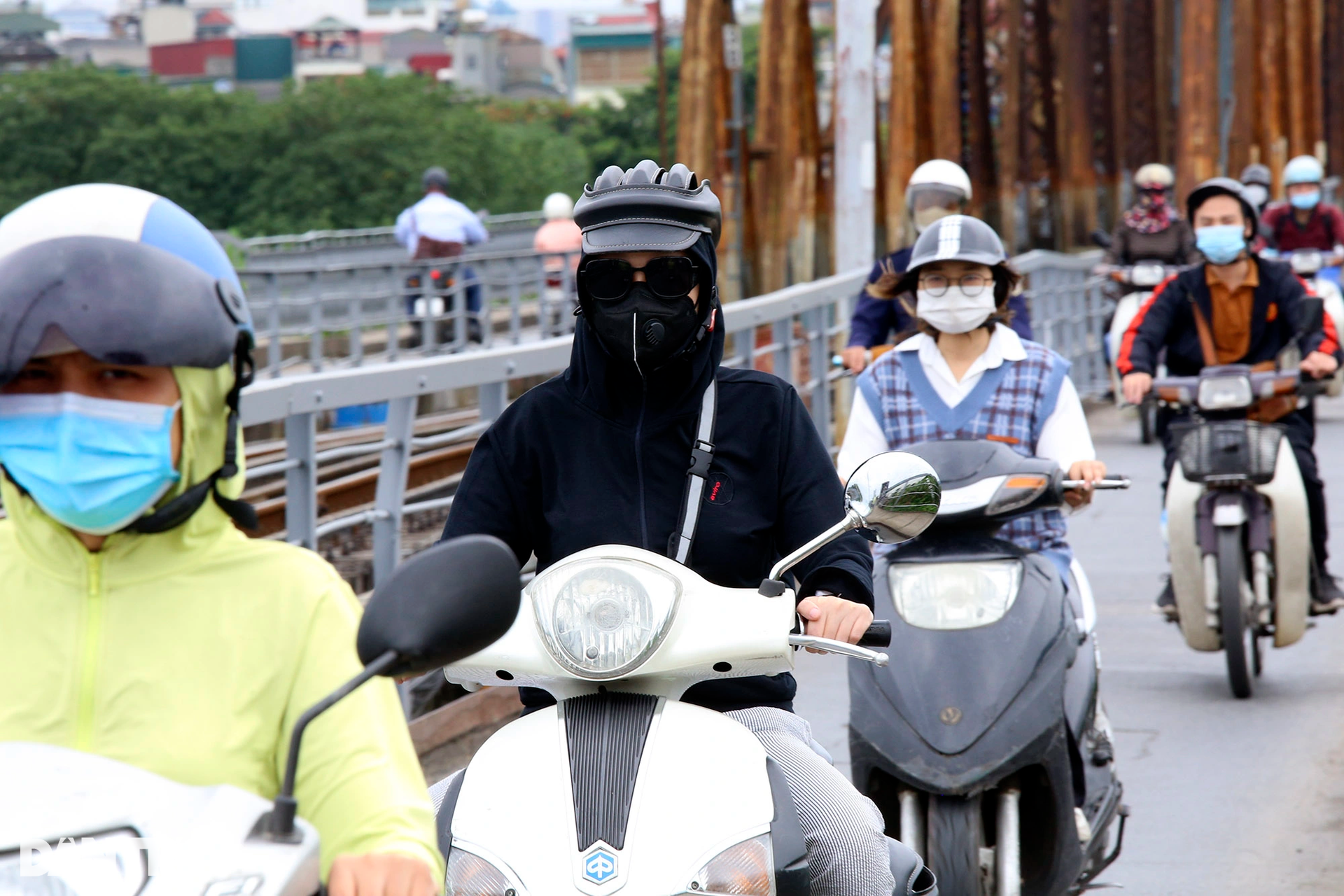 Người dân mặc áo phao ra đường giữa tháng 5 mùa hoa phượng nở đỏ rực - 12