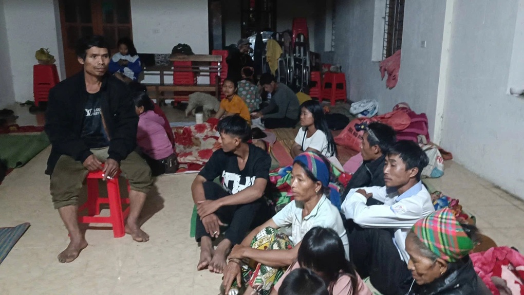Quốc lộ 16 đứt đôi, hàng chục hộ dân sơ tán khẩn cấp trong đêm - 2 Quốc lộ 16 đứt đôi, hàng chục hộ dân sơ tán khẩn cấp trong đêm - 2