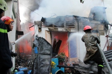 Xưởng gỗ bốc cháy dữ dội trong đêm khuya