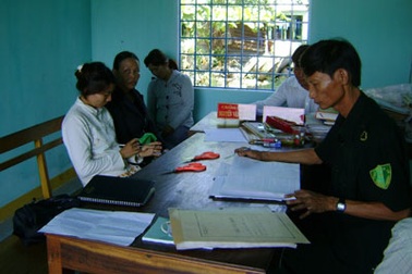 Đánh ghen tập thể bằng ớt bột, kéo nhọn