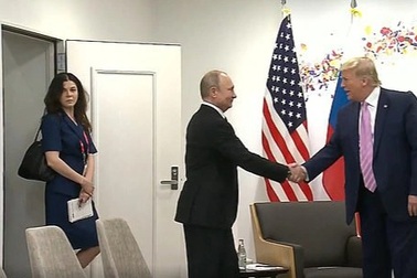 Phiên dịch viên xinh đẹp gây "sốt" trong cuộc gặp Trump - Putin