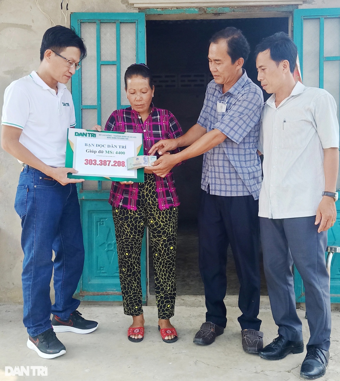 Bạn đọc Dân trí giúp bé gái bị suy thận giai đoạn cuối gần 360 triệu đồng - 1 Bạn đọc Dân trí giúp bé gái bị suy thận giai đoạn cuối gần 360 triệu đồng - 1