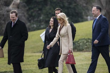 Ba quan chức mắc Covid-19, Nhà Trắng đối mặt nguy cơ thành ổ dịch mới