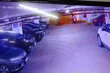 Xe taxi trôi ngược dốc, đâm cả loạt ô tô đang đỗ trong hầm