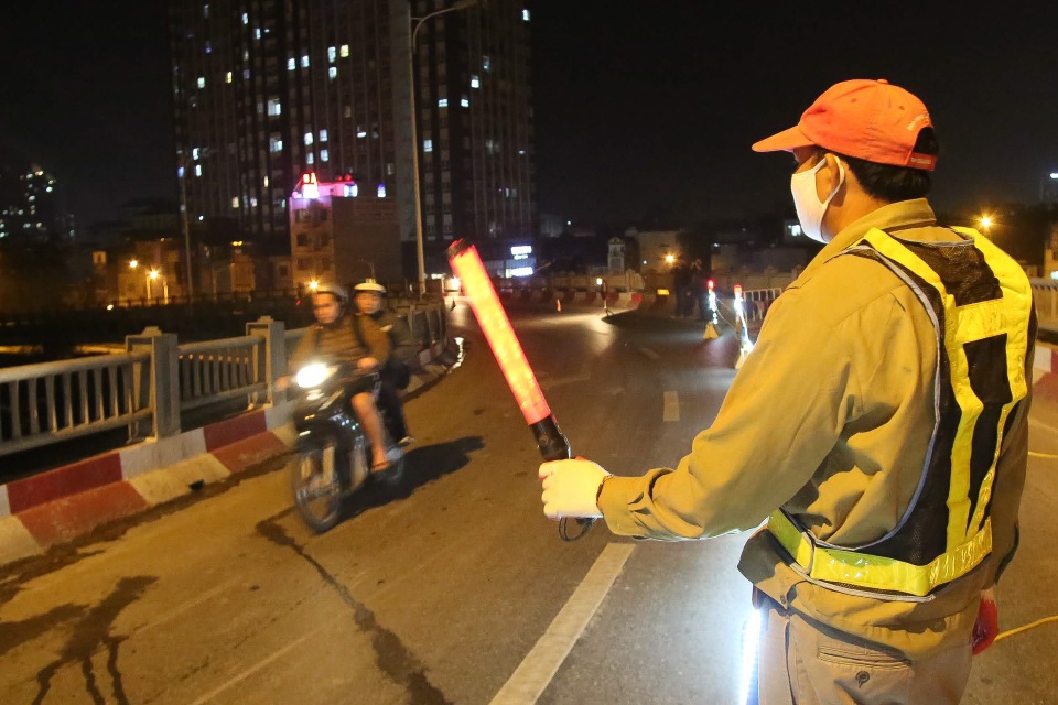 Hà Nội: Công nhân xuyên đêm sửa khe co giãn trên cầu Vĩnh Tuy - 10 Hà Nội: Công nhân xuyên đêm sửa khe co giãn trên cầu Vĩnh Tuy - 10