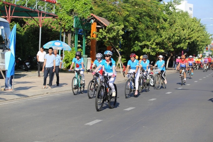 Diễu hành xe đạp kêu gọi bảo vệ môi trường Vịnh Nha Trang.