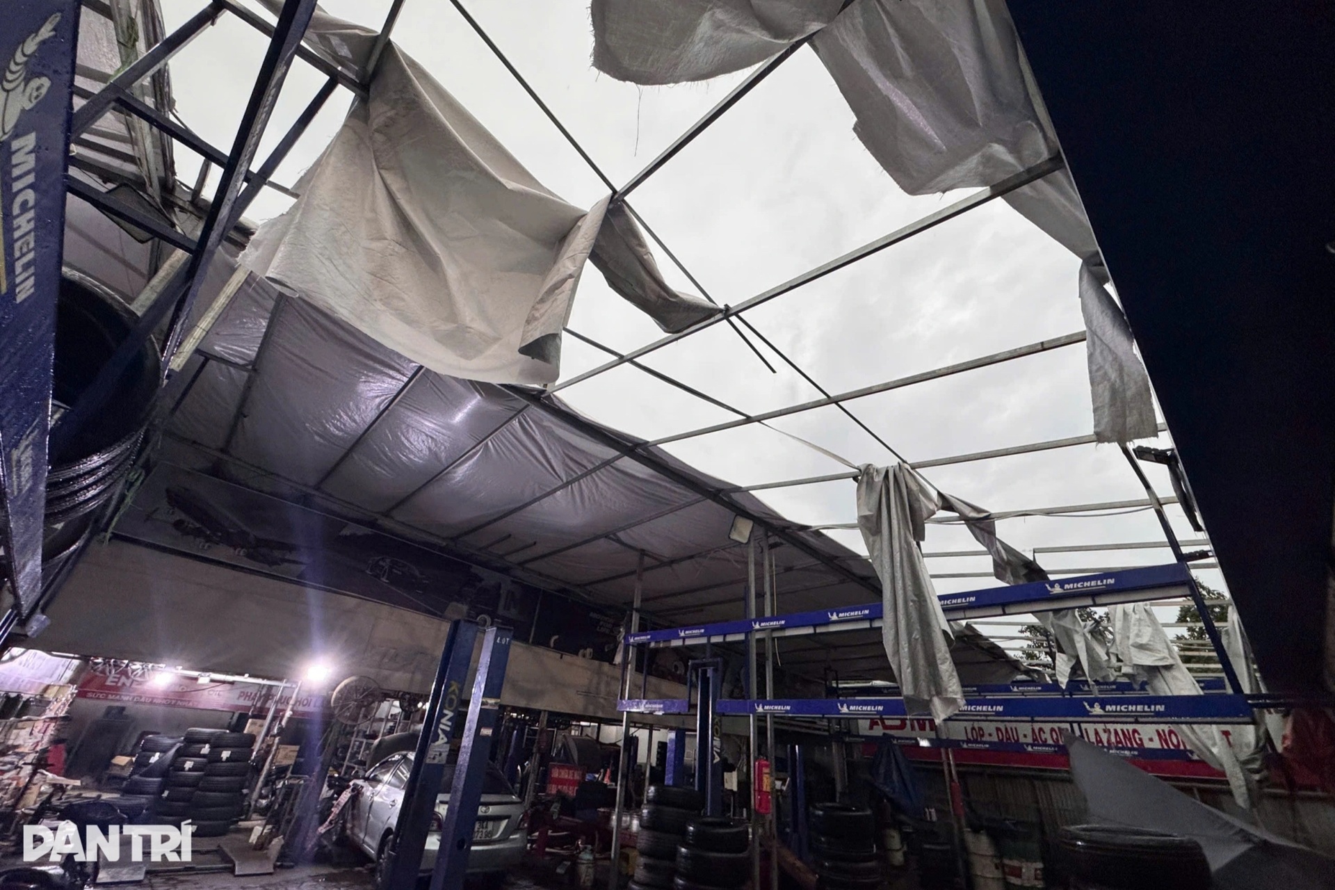 Nhà dân tốc mái, cây bật gốc đè nhiều xe sang trong cơn dông lớn ở Hà Nội - 12 Nhà dân tốc mái, cây bật gốc đè nhiều xe sang trong cơn dông lớn ở Hà Nội - 12